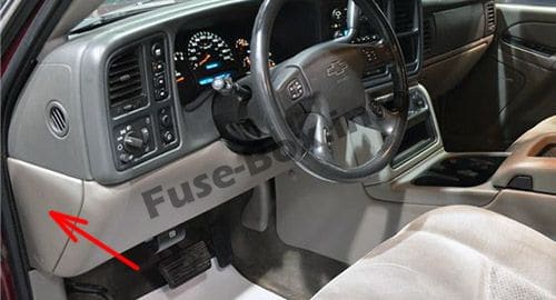 The location of the fuses in the passenger compartment: Chevrolet Avalanche (2001, 2002, 2003, 2004, 2005, 2006)