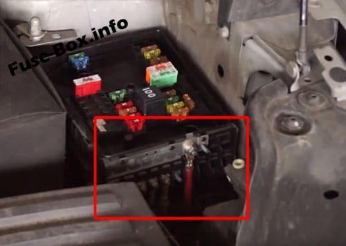 Pre-fuse box location: Volkswagen Caddy (2003-2010)